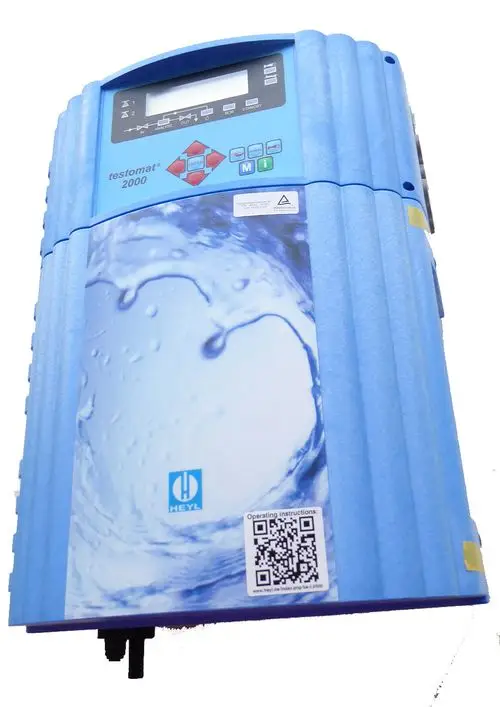 Gerät in hellblauer Farbe mit digitalem Display und Bedienelementen, das für die Wasseranalyse von Judo ausgelegt ist. Auf der Vorderseite sind Wasser-Design und QR-Code abgebildet.